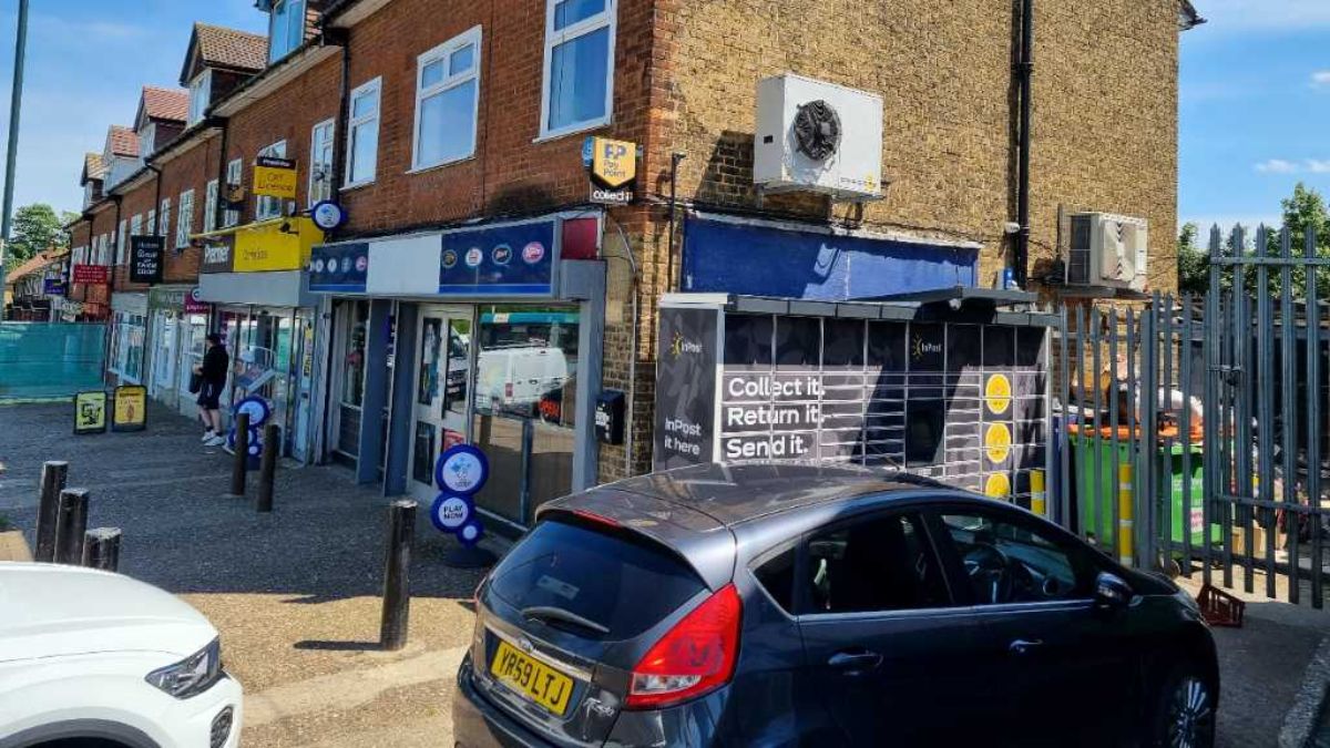 InPost locker at 88 Plaza Gardens, Upper Richmond Road 24/7 InPost Locker - Putney Plaza, London