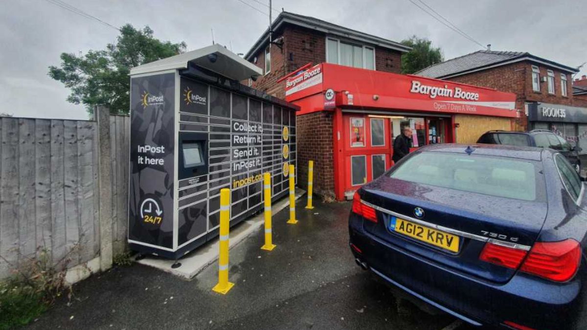 InPost locker at 33 Lord Lane 24/7 InPost Locker - Bargain Booze Failsworth, Failsworth