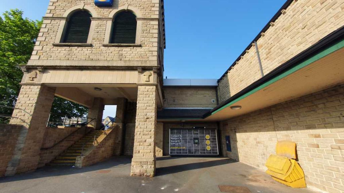 InPost locker at 1 Northgate Centre 24/7 InPost Locker - LIDL Heckmondwike, Heckmondwike