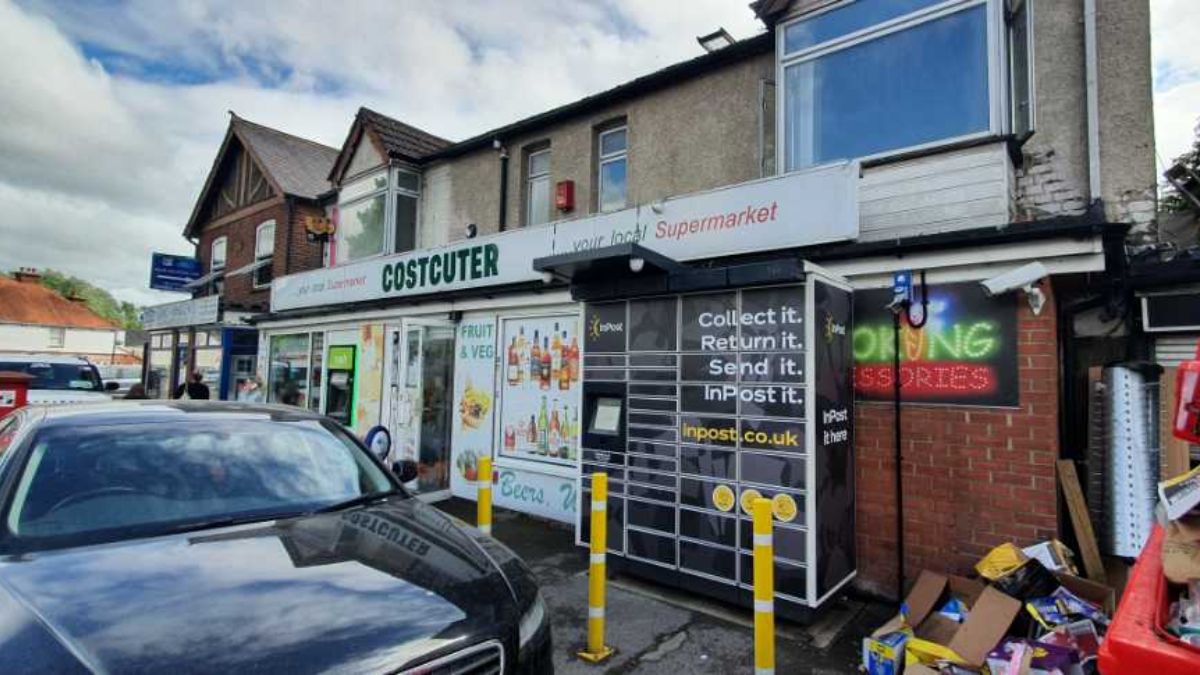 InPost locker at 464 -468 London Road 24/7 InPost Locker - JW Wines Ltd, High Wycombe