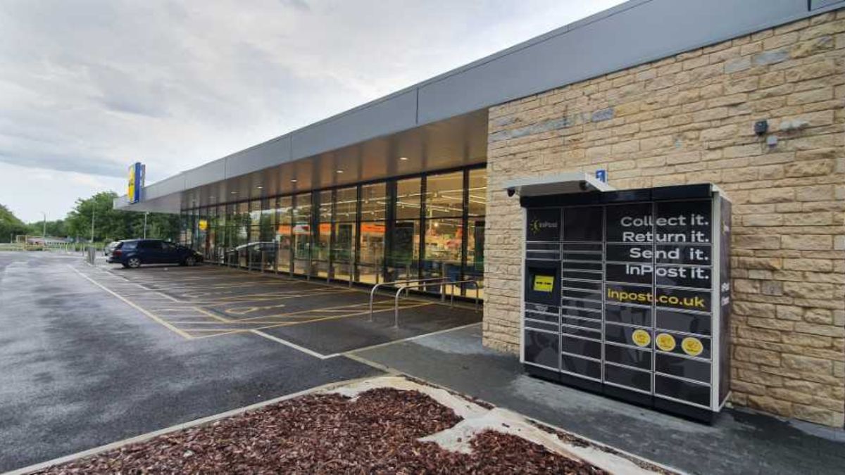 InPost locker at New Close Lane 24/7 InPost Locker -  LIDL Witney New Close Lane, Witney