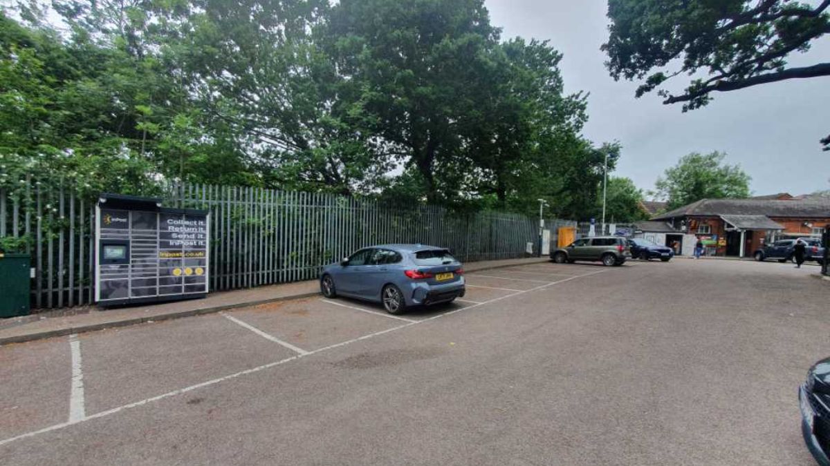 InPost locker at Lavender Hill, Gordon Hill 24/7 InPost Locker - Gordon Hill Station, London