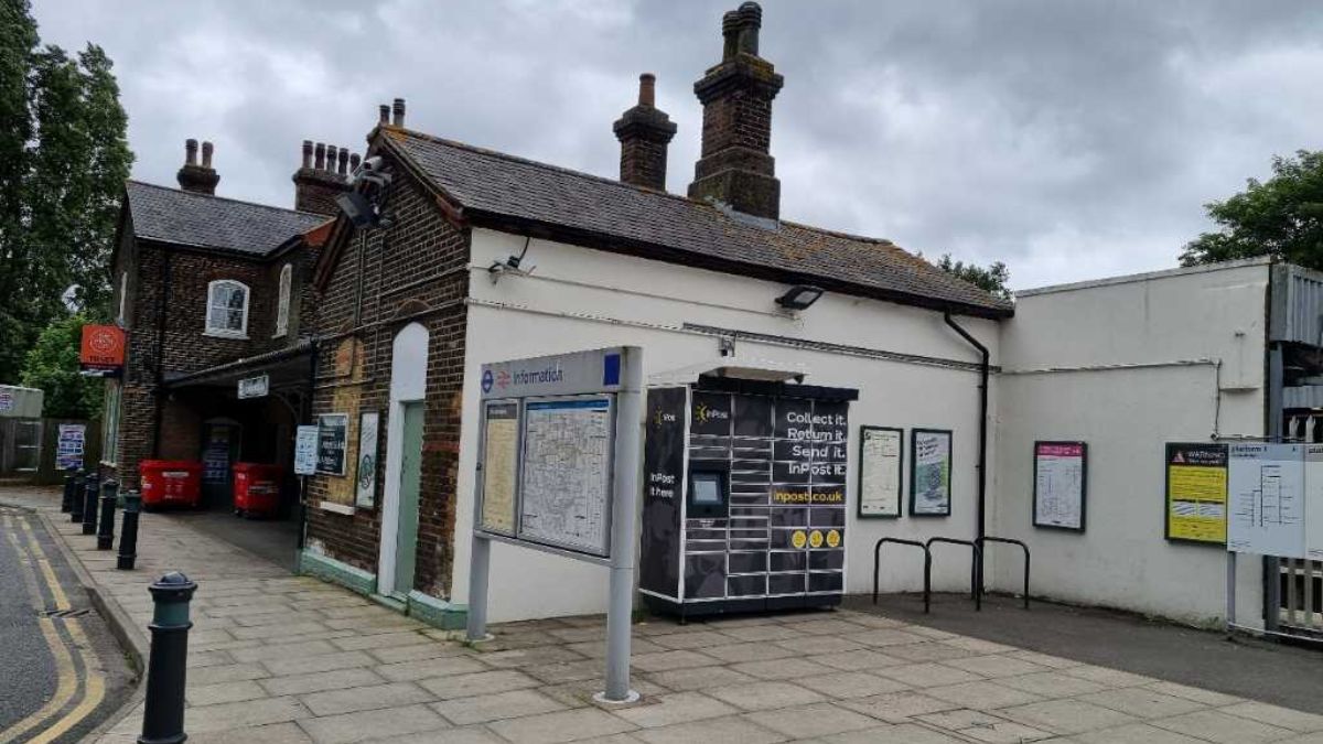 InPost locker at Carshalton Road, Mitcham 24/7 InPost Locker - Mitcham Junction Station, London