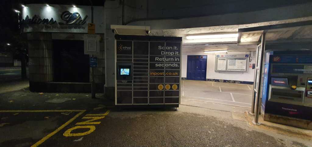 InPost locker at Kingston Road, Wimbledon 24/7 InPost Locker - Wimbledon Chase Station, London