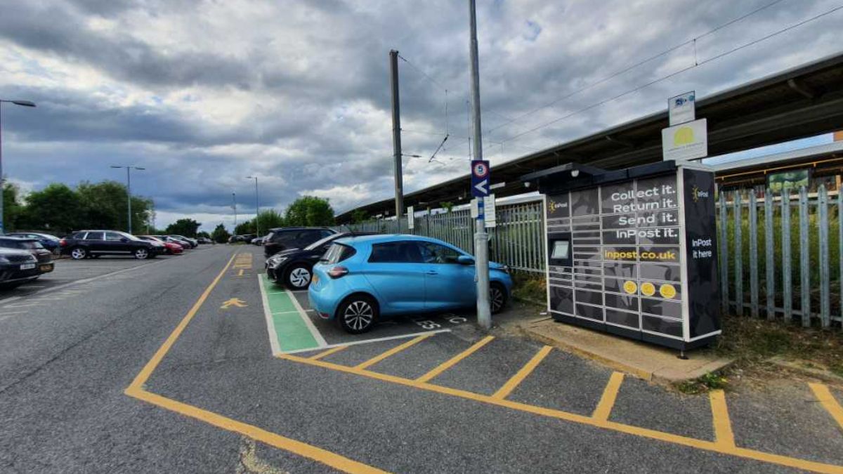 InPost locker at Darkes Lane 24/7 InPost Locker - Potters Bar Station, Potters Bar
