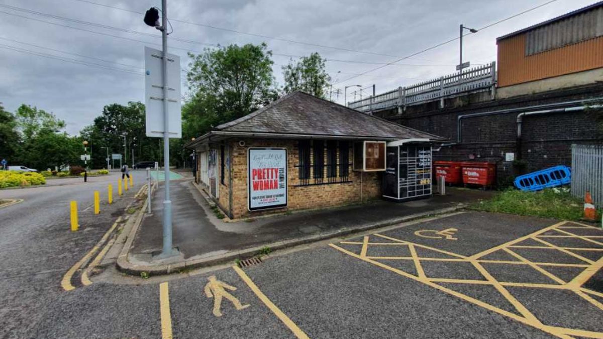 InPost locker at Station Road 24/7 InPost Locker - Cuffley Station, Cuffley