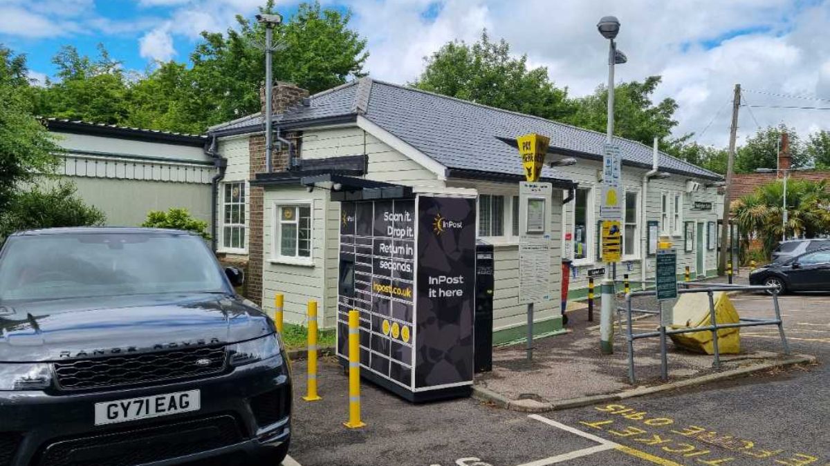 InPost locker at Caterham 24/7 InPost Locker - Woldingham Station, Woldingham