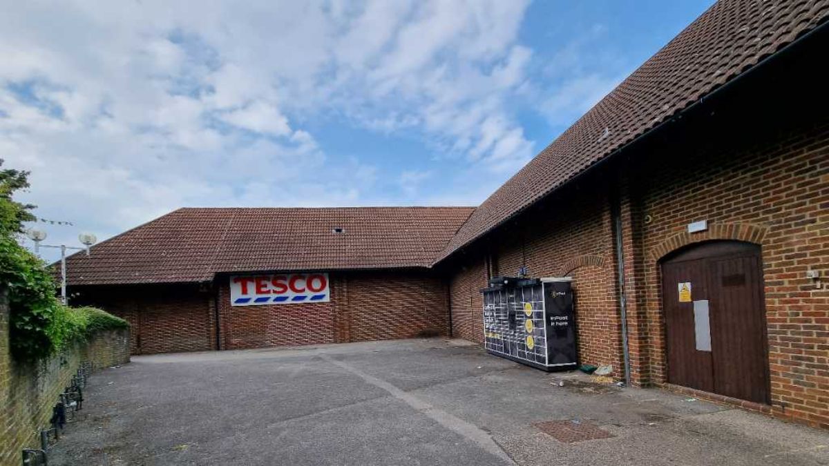 InPost locker at District Shopping Centre, Chineham 24/7 InPost Locker - TESCO SUPERSTORE Basingstoke, Basingstoke
