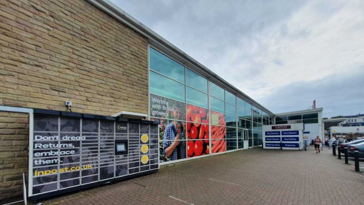 InPost locker at Batley Shopping Centre, Alfred Way, Central 24/7 InPost Locker - TESCO Batley Extra, Batley