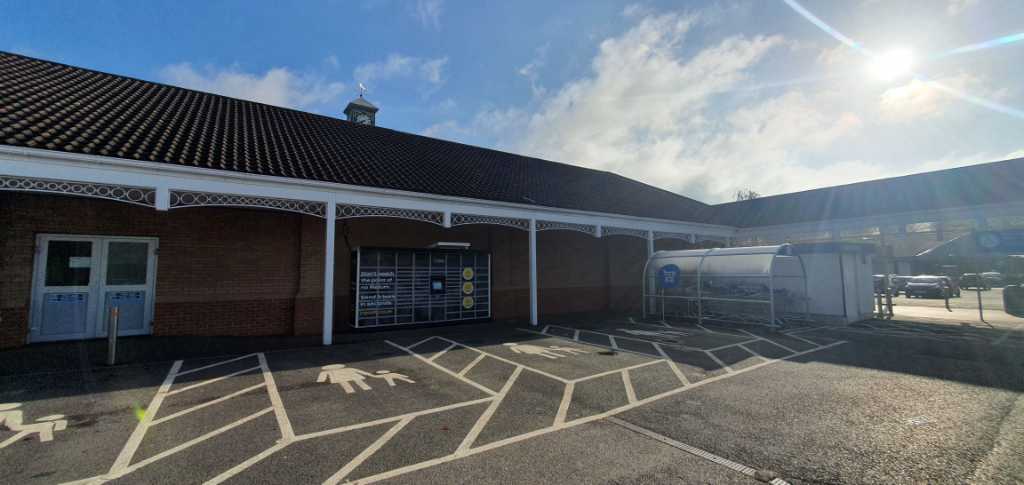 InPost locker at Vimy Road, Leighton Buzzard 24/7 InPost Locker - TESCO SUPERSTORE Leighton Buzzard, London