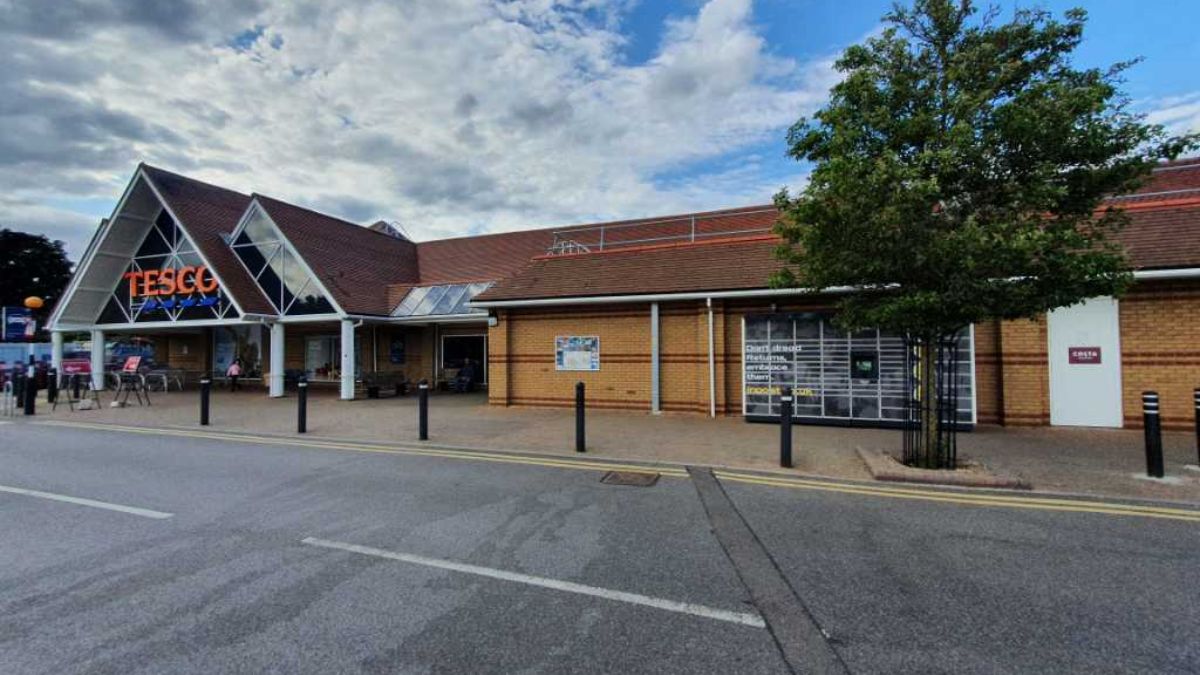 InPost locker at Mutton Lane, Oakmere Park 24/7 InPost Locker - TESCO SUPERSTORE Potters Bar, Potters Bar