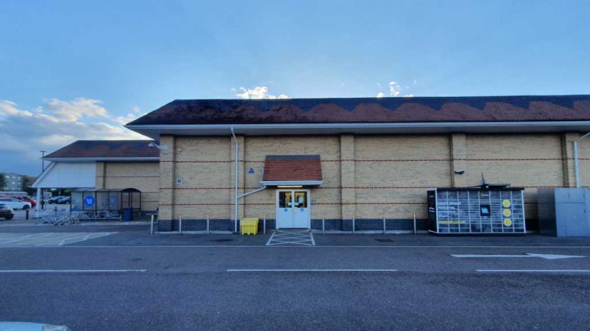 InPost locker at Prince Avenue, Prittlewell 24/7 InPost Locker - TESCO Southend Extra, Southend-On-Sea