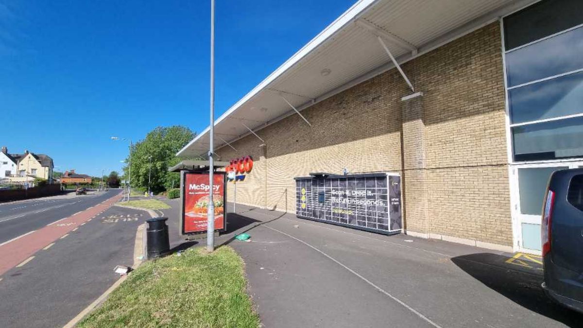 InPost locker at Castle Street, Bishop's Hull 24/7 InPost Locker - TESCO SUPERSTORE Taunton, Taunton