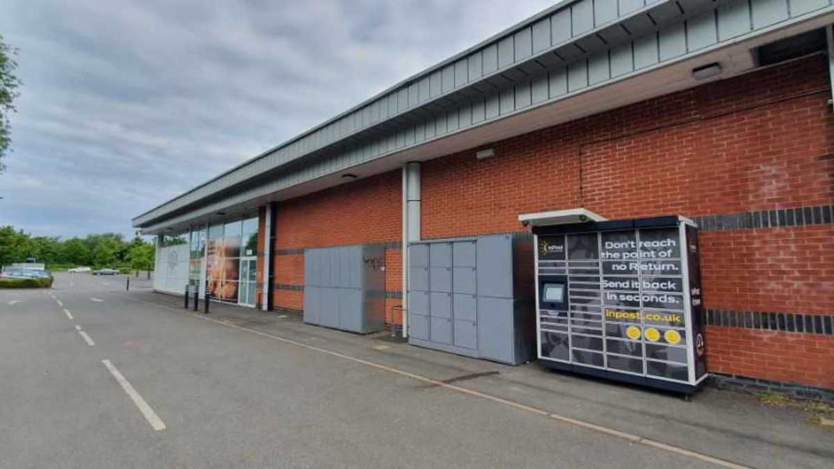 InPost locker at Emscote Road, Warwick 24/7 InPost Locker - TESCO SUPERSTORE Warwick, Warwickshire