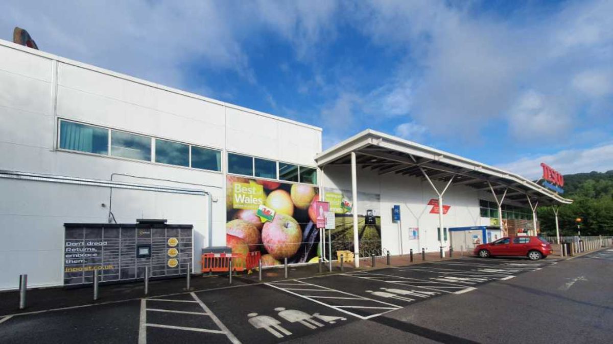 InPost locker at Gwyn's Drift, Alltwen 24/7 InPost Locker - TESCO SUPERSTORE Pontardawe, Pontardawe