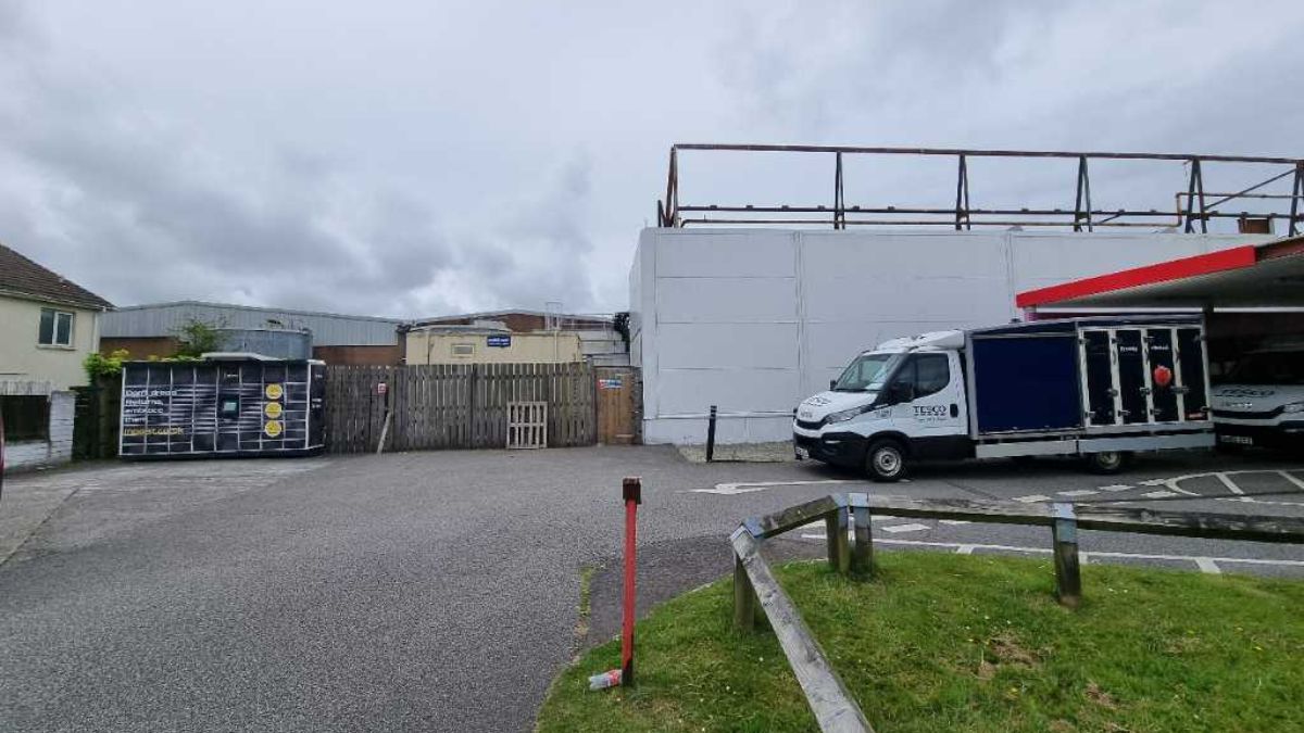 InPost locker at Station Road, Carn Brea Industrial Estate, Illogan Highway 24/7 InPost Locker - TESCO Redruth, Camborne