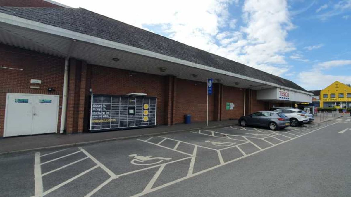 InPost locker at 3 Station Yard, Central 24/7 InPost Locker - TESCO SUPERSTORE Hinckley (5902), Hinckley