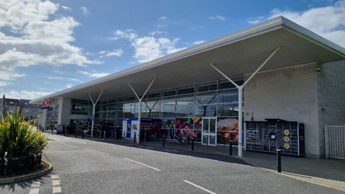 InPost locker at Park Road, Easton 24/7 InPost Locker - TESCO SUPERSTORE Portland Easton, Dorset