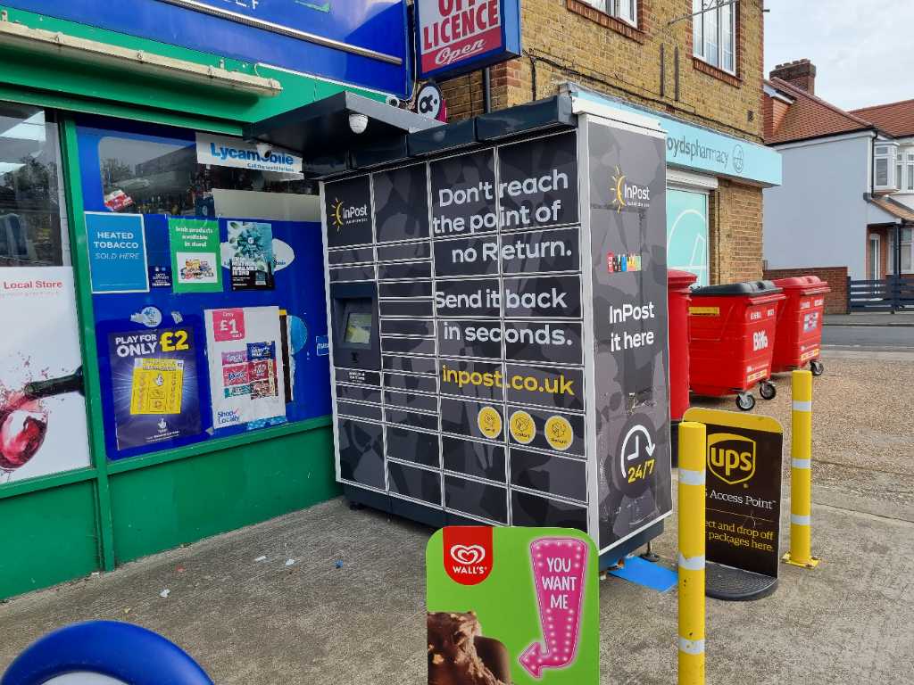 InPost locker at 149a Cannon Hill Lane 24/7 InPost Locker - Hari Mini Market, London