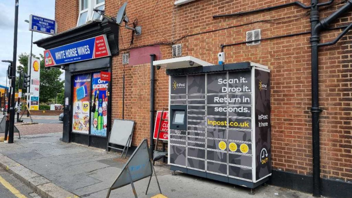 InPost locker at 124 Whitehorse Road, Croydon 24/7 InPost Locker - White Horse Wines, London