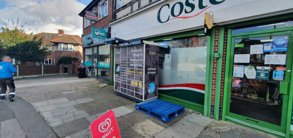 InPost locker at 3-4 The Parade, Vale Road, Worcester Park 24/7 InPost Locker - Costcutter, Vale Road, London