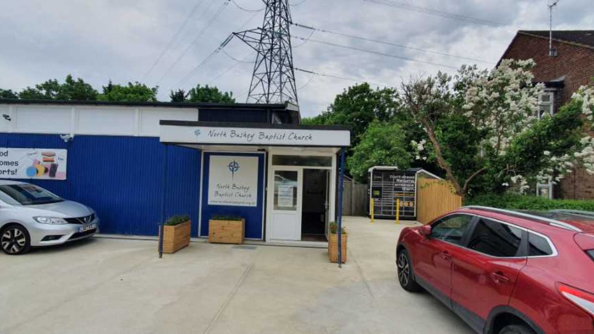 InPost locker at 218 Park Ave, North, Bushey 24/7 InPost Locker - North Bushey Baptist Church, London