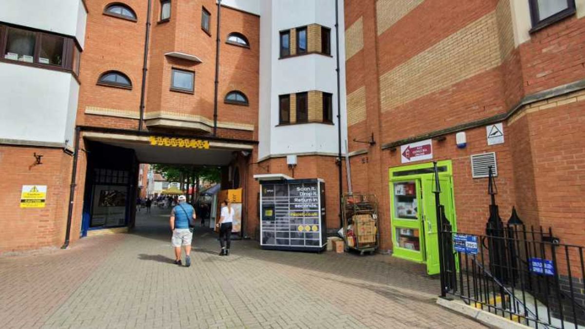 InPost locker at Gloucester Green 24/7 InPost Locker - Gloucester Green Shopping Centre, Oxford