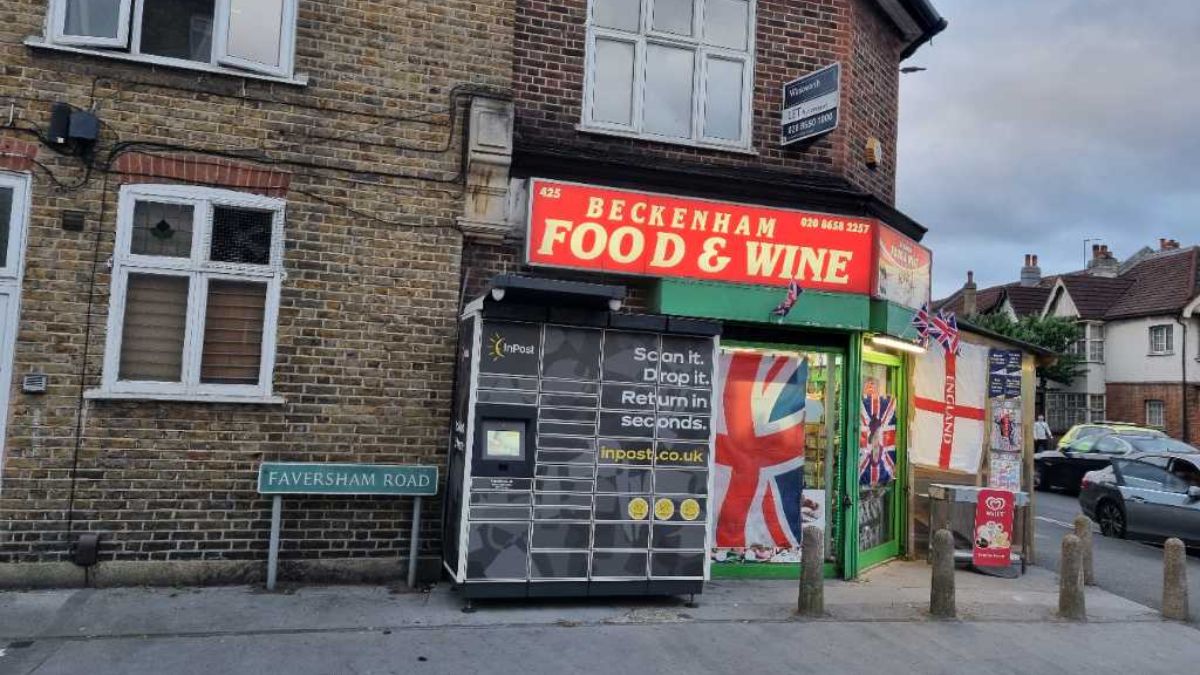 InPost locker at 425 Croydon Road 24/7 InPost Locker - Beckenham Food & Wine, London