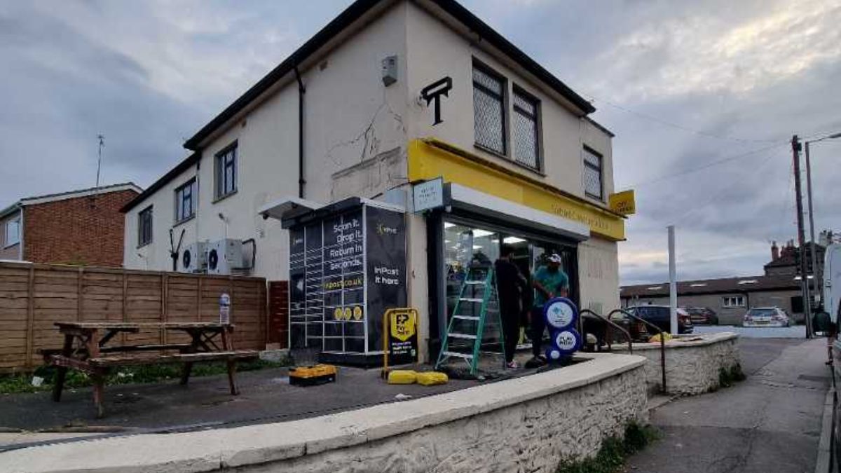 InPost locker at 504 Bath Rd, Saltford 24/7 InPost Locker - Saltford Convenience Store, Bristol