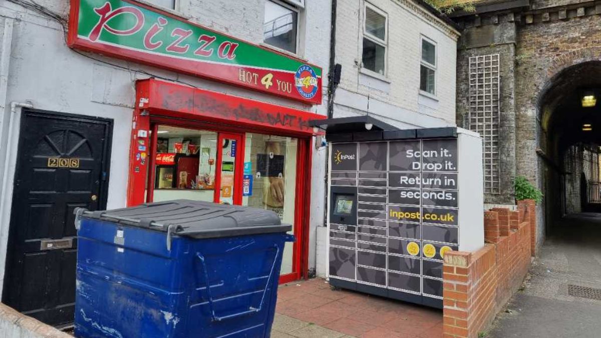 InPost locker at 208 Rotherhithe New Road 24/7 InPost Locker - Italianos Pizza, Bermondsey