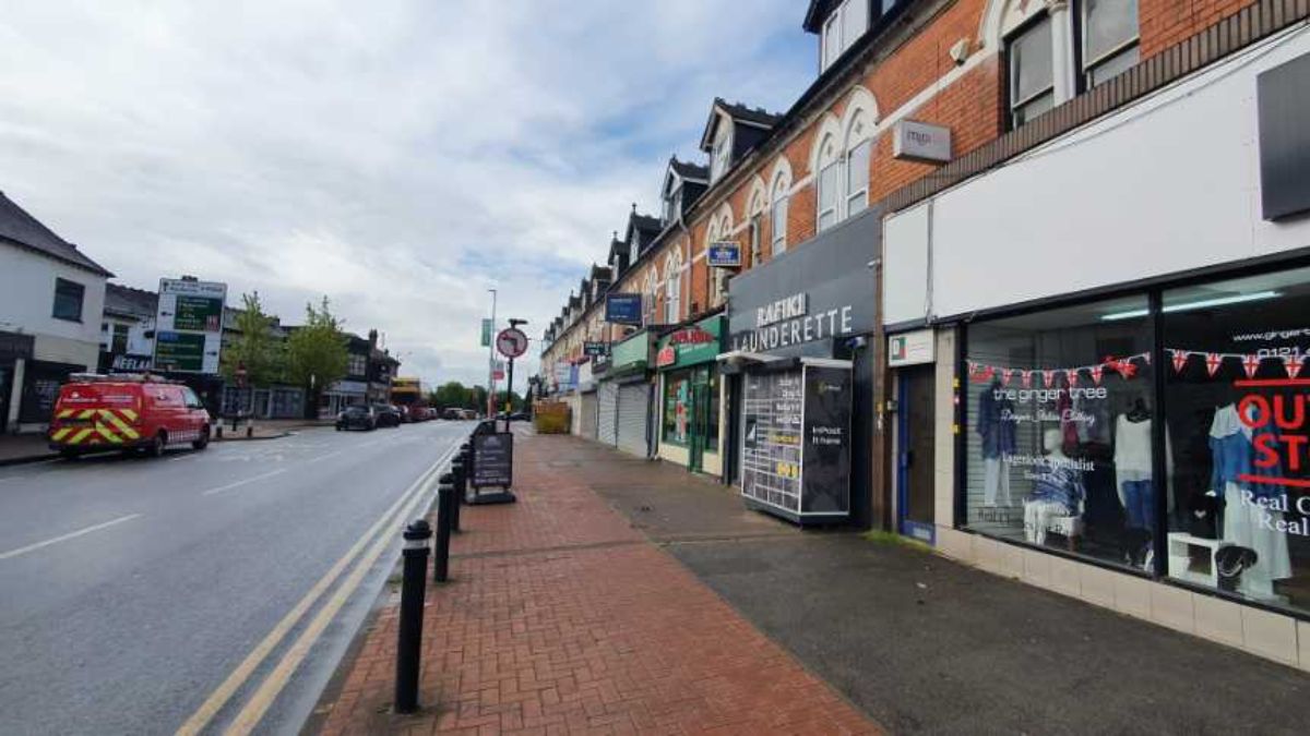 InPost locker at 602 Bearwood Rd, Bearwood 24/7 InPost Locker - Rafiki Launderette Bearwood, Smethwick