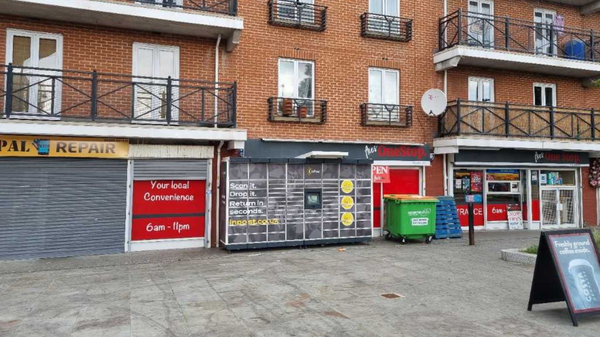InPost locker at 146 Felixstowe Road 24/7 InPost Locker - Aces One Stop, Abbey Wood