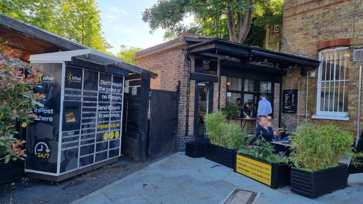 InPost locker at 7 Station Rise 24/7 InPost Locker - The Railway, London