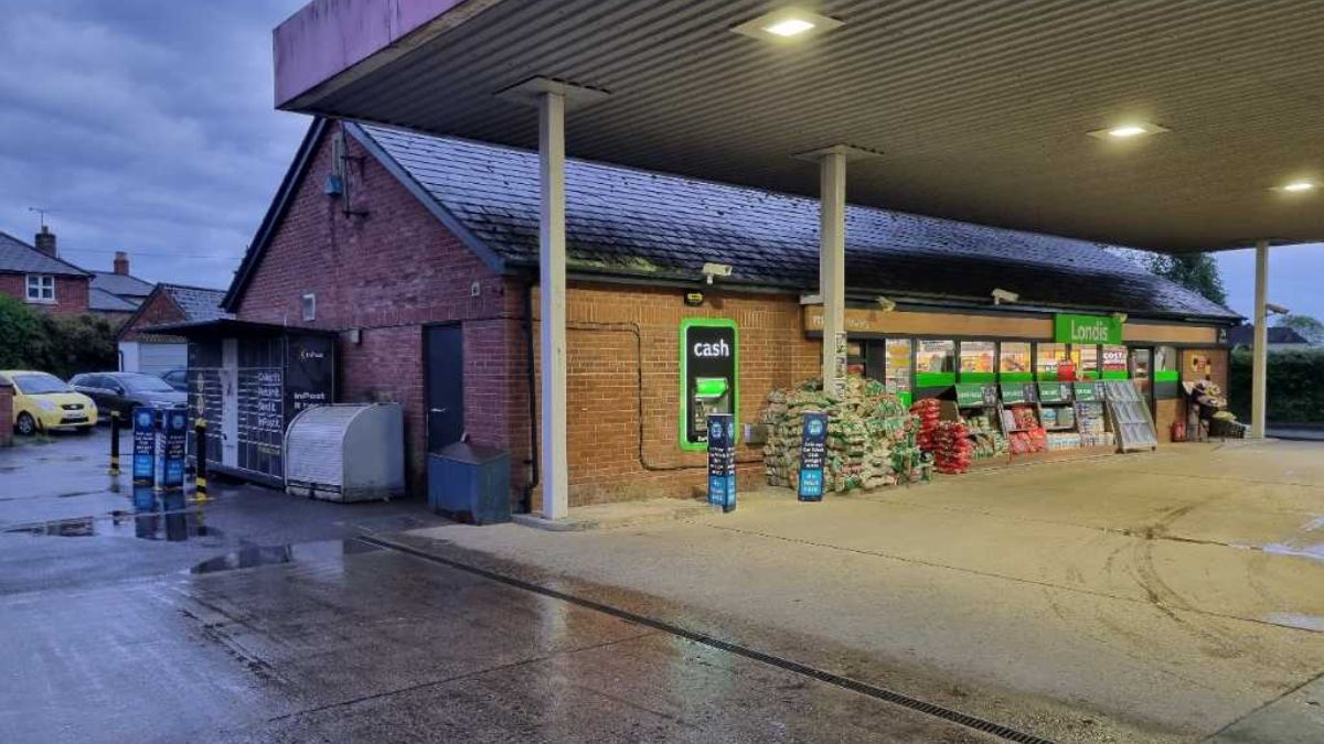 InPost locker at Swan Road 24/7 InPost Locker - Esso Pewsey, Pewsey
