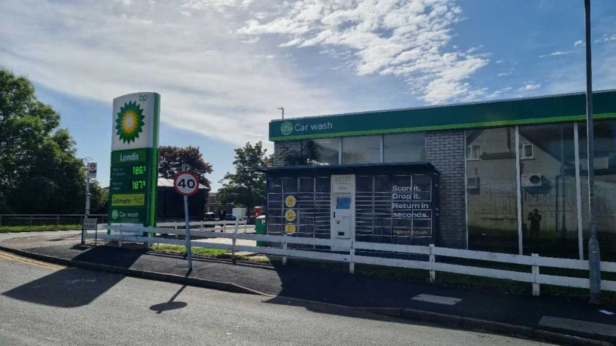 InPost locker at London Road 24/7 InPost Locker - BP Petrol Station, London/Swanley