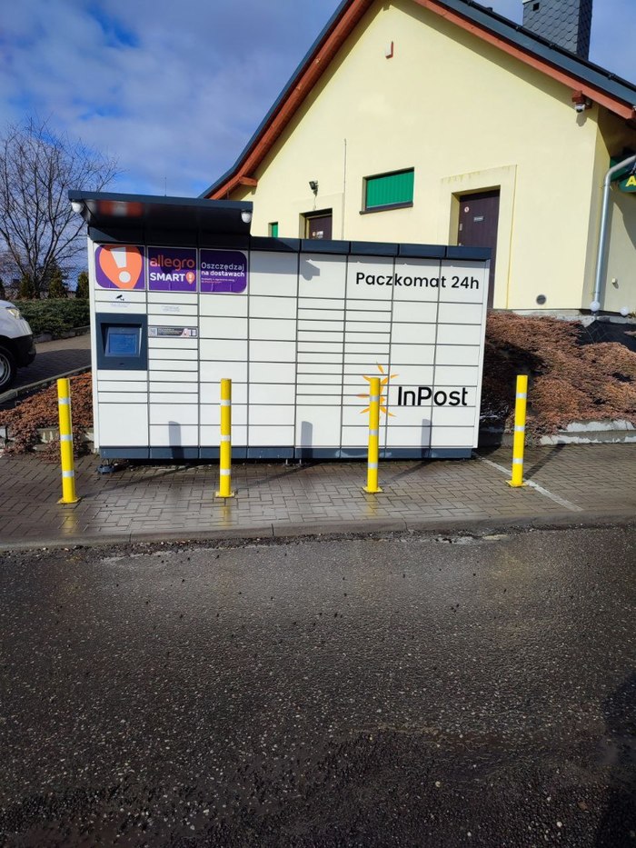 Parcel Locker ADW01M Przed sklepem spożywczym