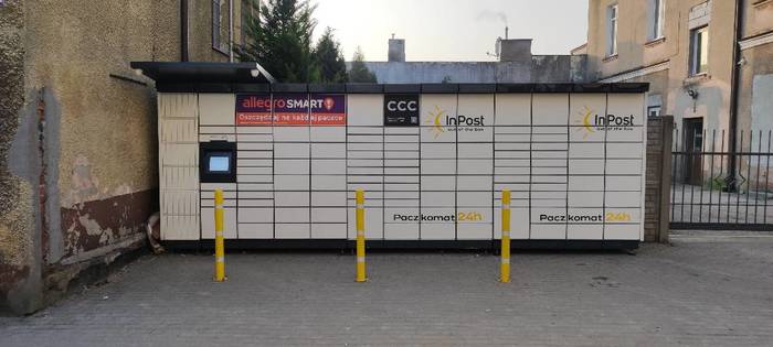 Paczkomat ALK02M na parkingu  od strony ul. Ogrodowej 2