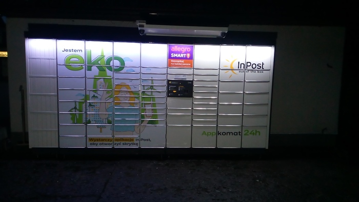 Parcel Locker AND01APP Na końcu parkingu kompleksu handlowego VIZAN