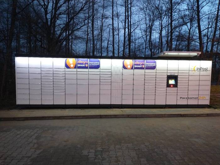 Поштомат AND01M obok parkingu sklepu Netto