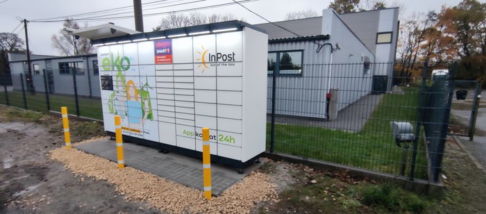 Paczkomat AND03APP Przed budynkiem usługowo - produkcyjnym