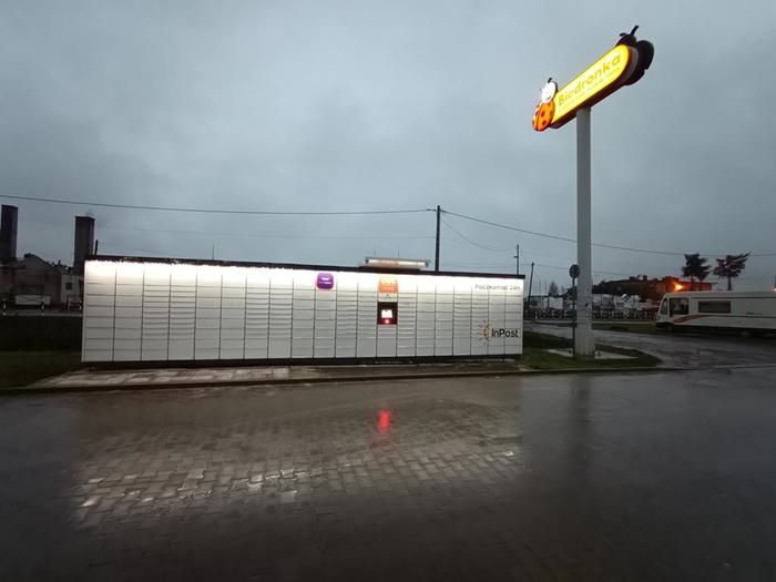 Paczkomat ANN01M Na parkingu przed wjazdem do Biedronki