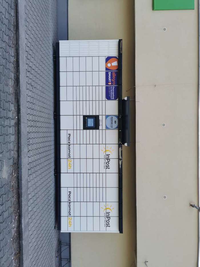 Paczkomat BAB01M przy parkingu Delikatesów Centrum