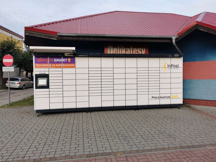 Paczkomat BAB03M na parkingu przed sklepem