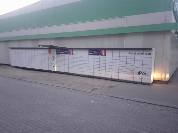 Paczkomat BAC01A Przy bocznej ścianie sklepu Stokrotka