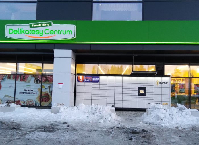 Paczkomat BAG01M przy wejściu do sklepu Delikatesy Centrum