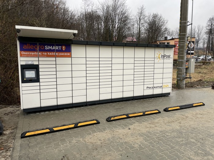 Paczkomat BAG02M na parkingu obok sklepu