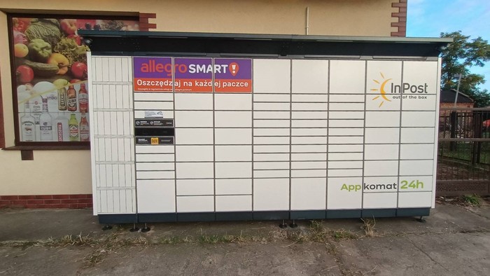 Paczkomat BAGQ01BAPP przy sklepie spożywczym