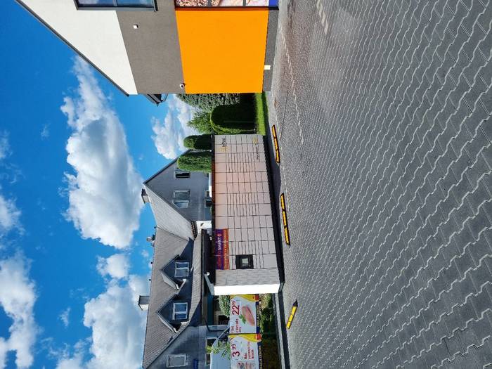 Parcel Locker BAJ01M Parking przed sklepem po lewej stronie od wjazdu