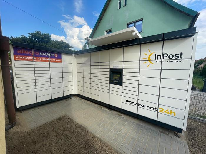 Paczkomat BAR08M przy sklepie spożywczym