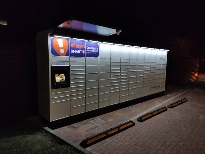 Paczkomat BAS01M Parking przy Dworcu PKS pomiędzy ulicą Krakowską a Fabryczną